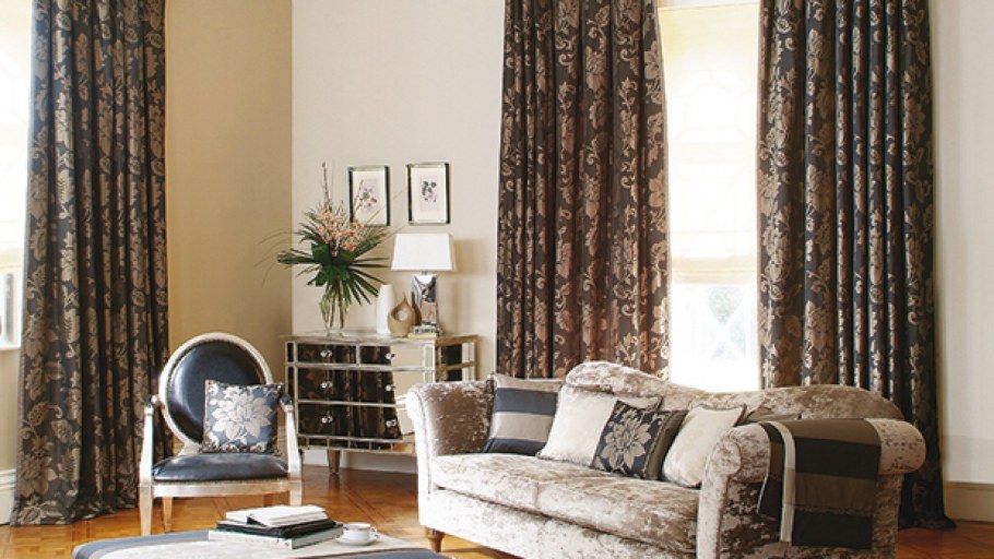 Серые шторы в интерьере спальни