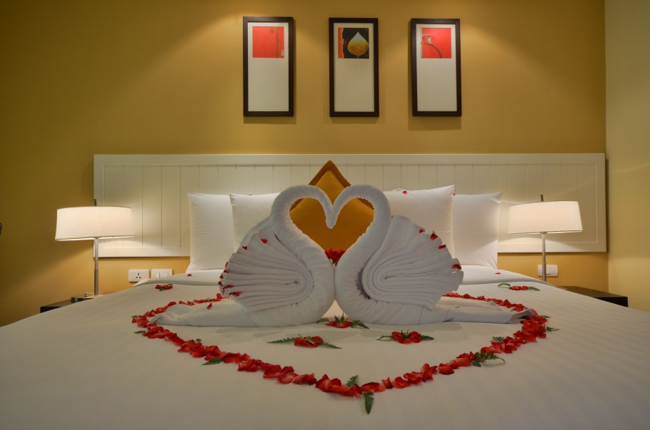 Гирлянда в интерьере спальни