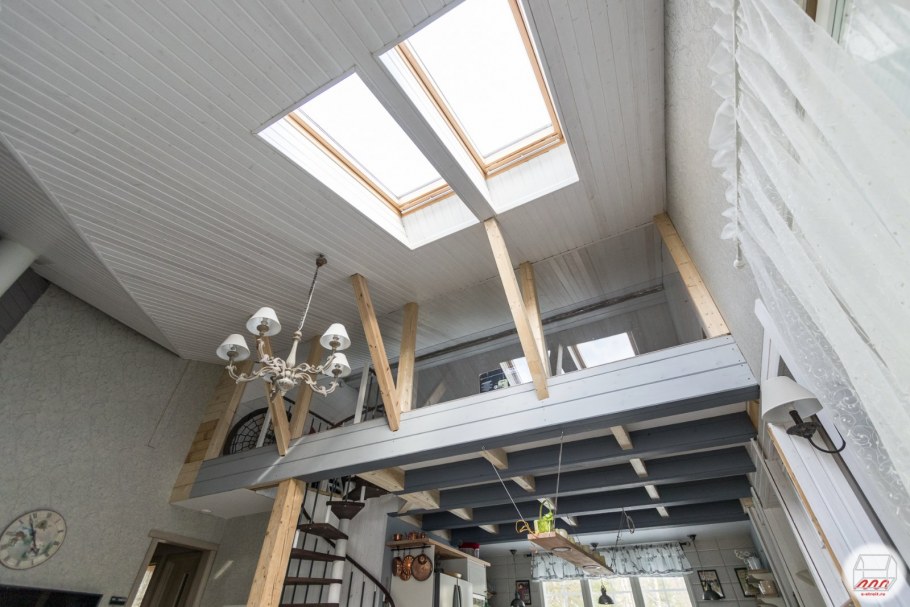 Потолок с деревянными балками