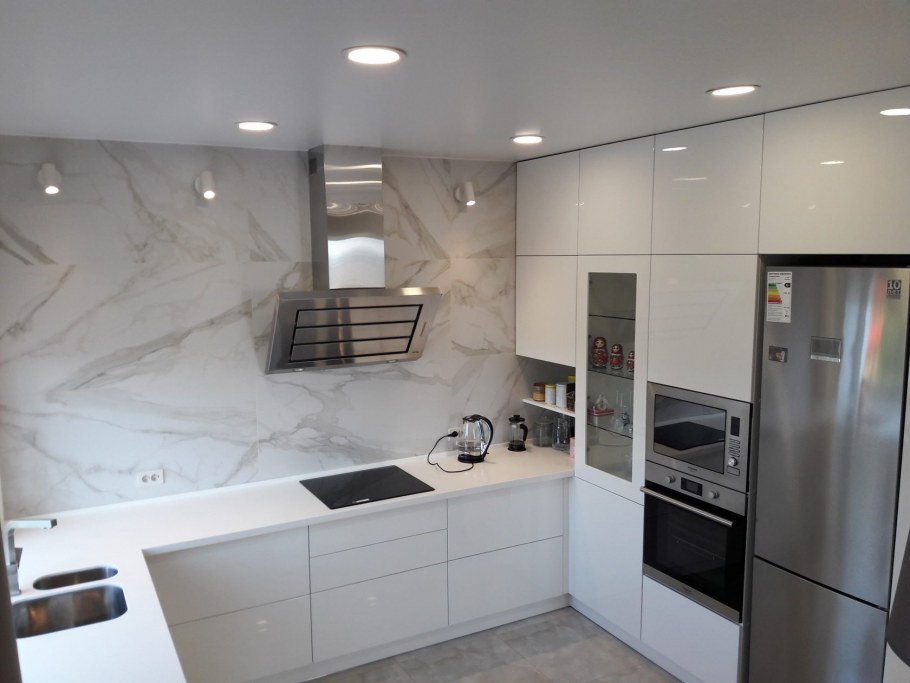 Угловая кухня без верхних шкафов