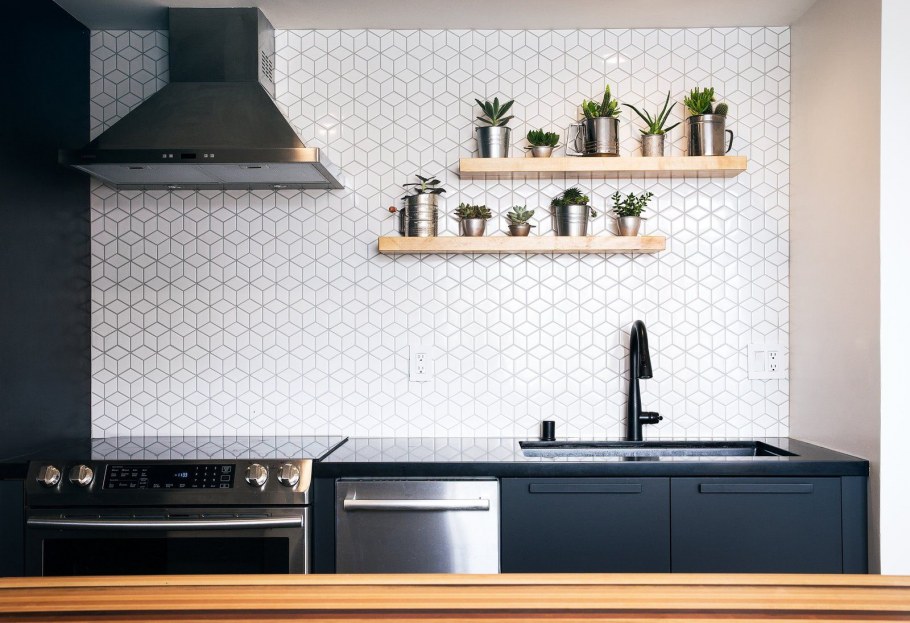 Плитка на кухне до потолка