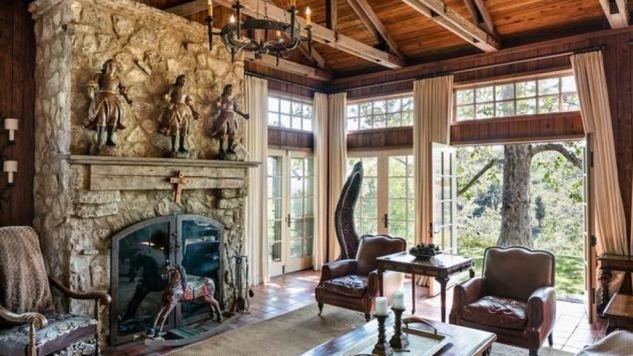 Кухня в замковом стиле Готика