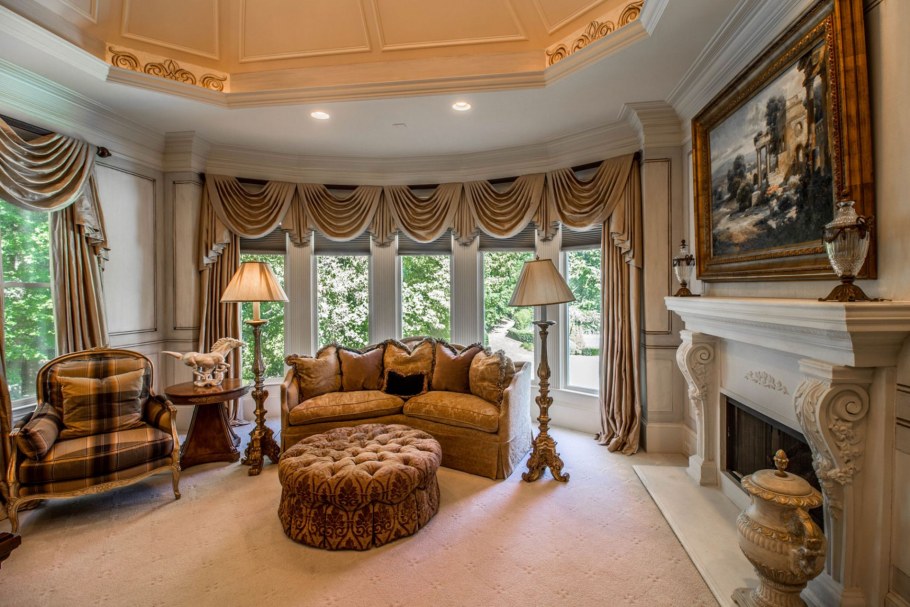Классический интерьер с эркером и камином