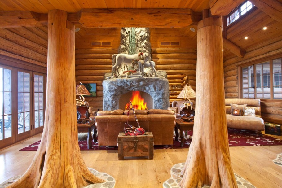 Камин в интерьере деревянного дома