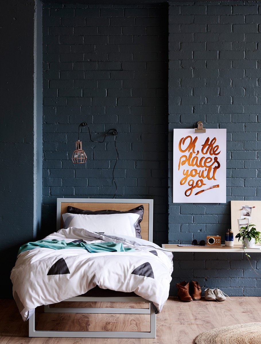 Спальня с темными дверями