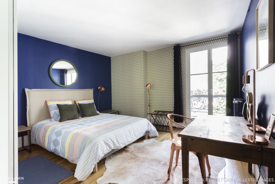 Комната с синими стенами