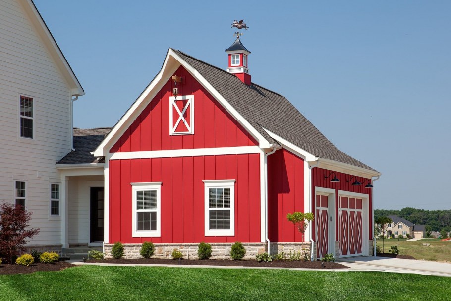 Красные фасады домов