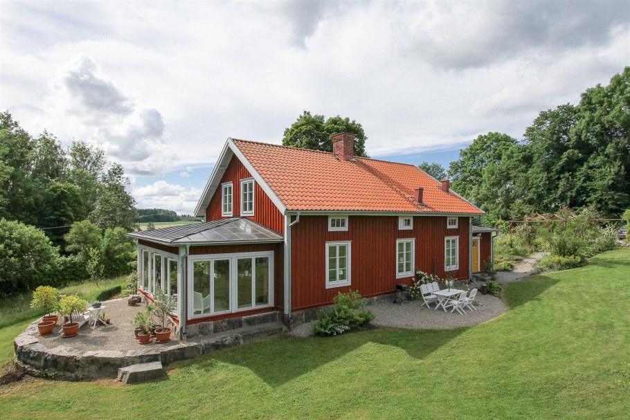 Красный домик в скандинавском стиле