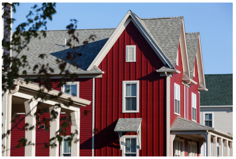 Красный фасад дома в скандинавском стиле