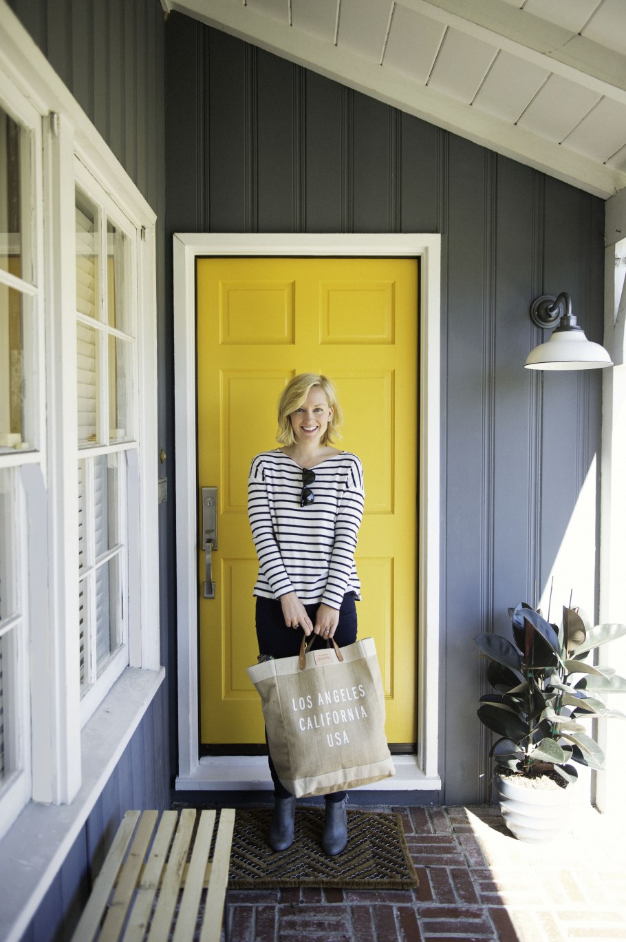 Серый дом с желтой дверью