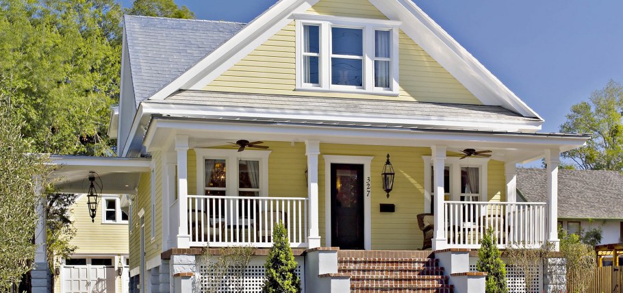 Двухэтажный дом Америка желтый