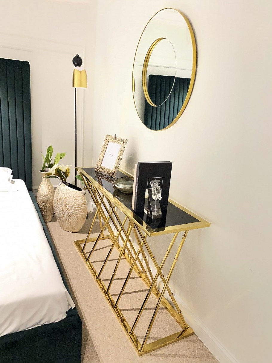 Зеркало в тонкой черной раме металл