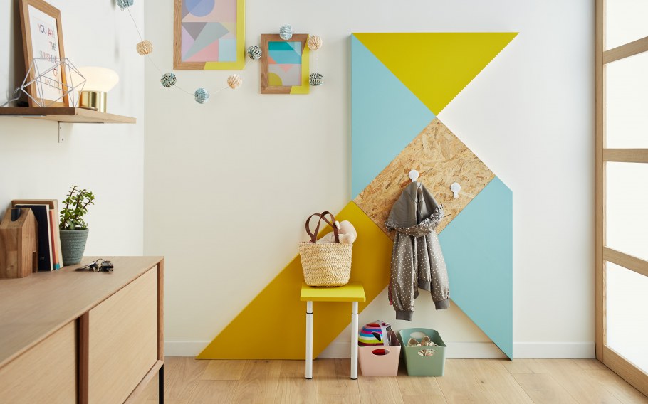 Обои под рогожку в интерьере гостиной