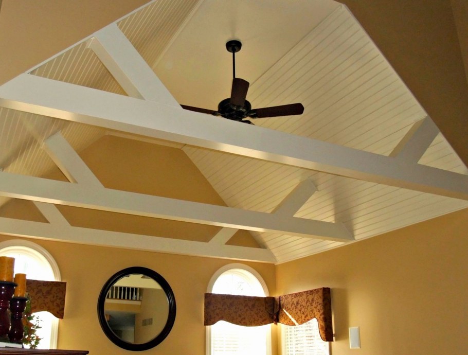 Декоративные потолки зала