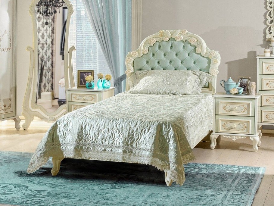 Обои в спальне маркиза