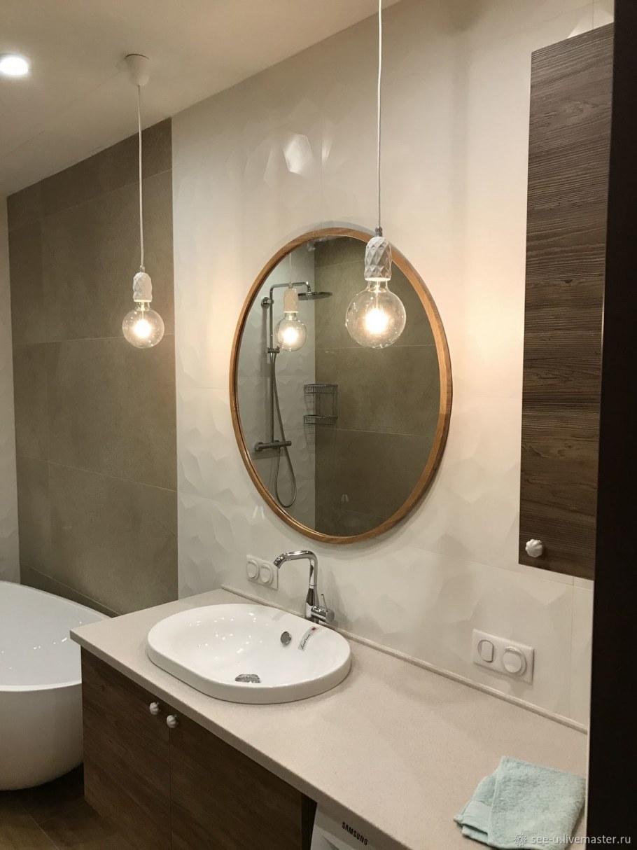Ванная комната с круглым зеркалом