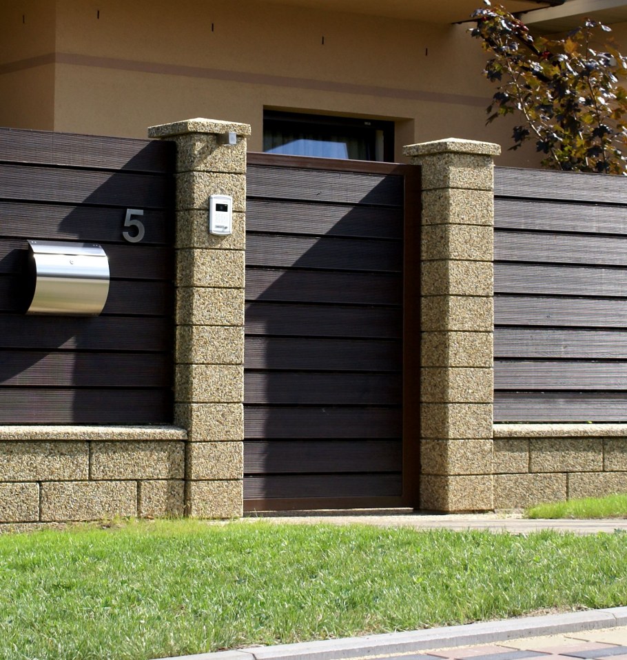 Забор из бетонных блоков