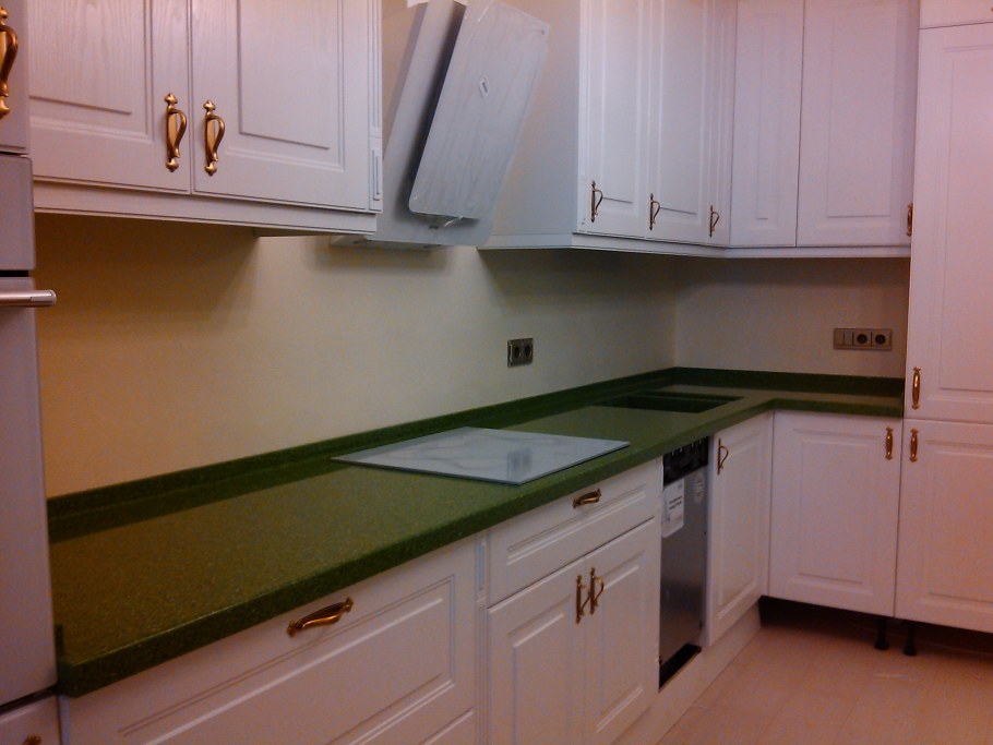Зеленая столешница