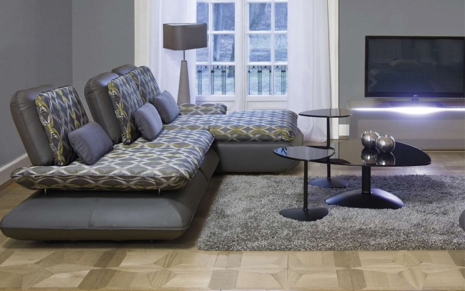 Желтый диван