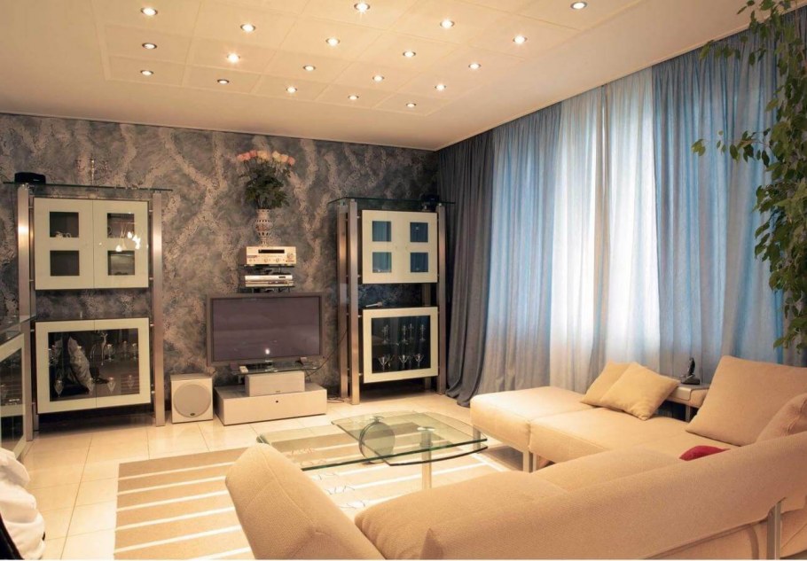 Акцентная стена из декоративной штукатурки в гостиной