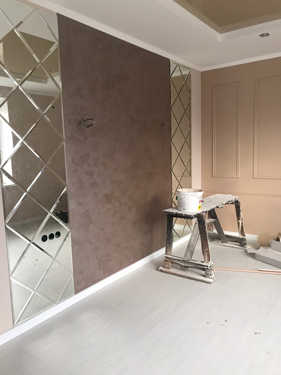 Зеркальная стена в комнате