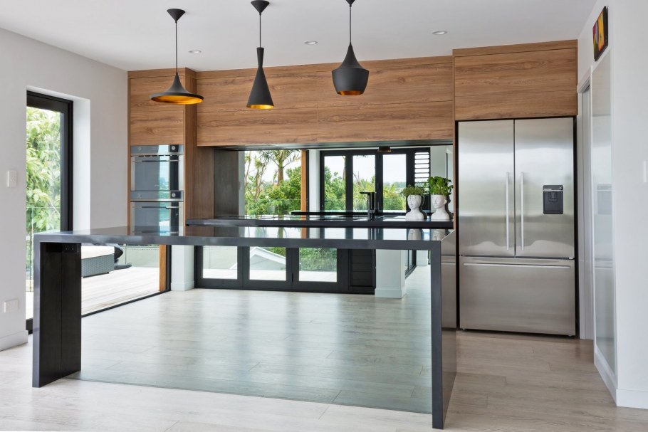 Современная кухня с зеркальными фасадами