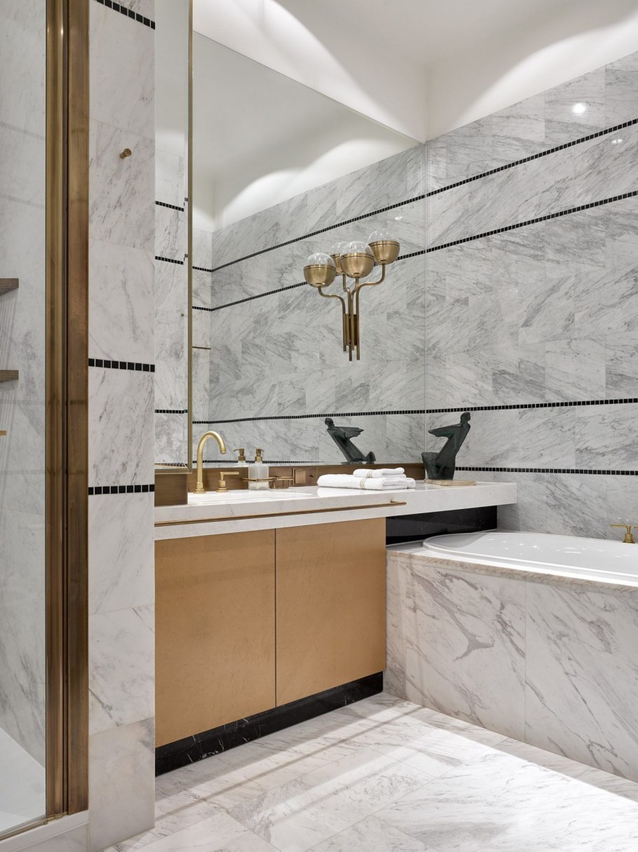 Ванная с мраморной плиткой