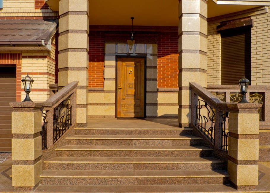 Отделка входной группы в дом