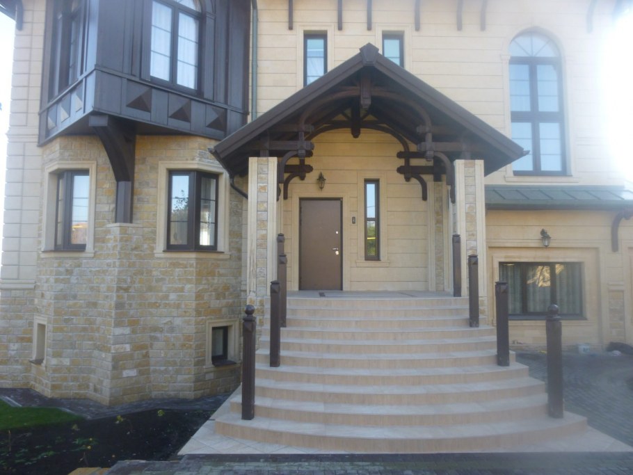 Отделка входной группы в частном доме