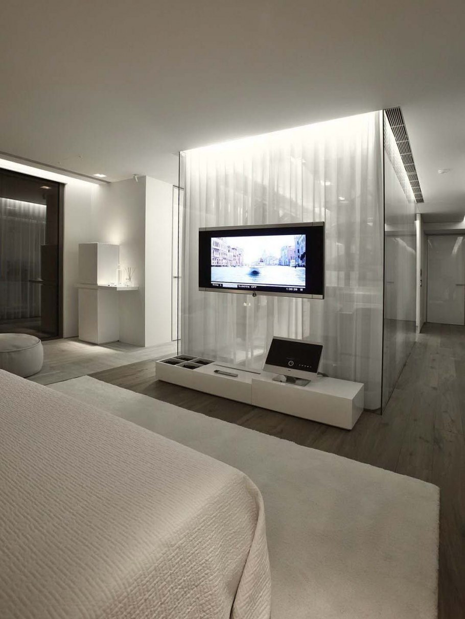 Телевизор на стене в спальне