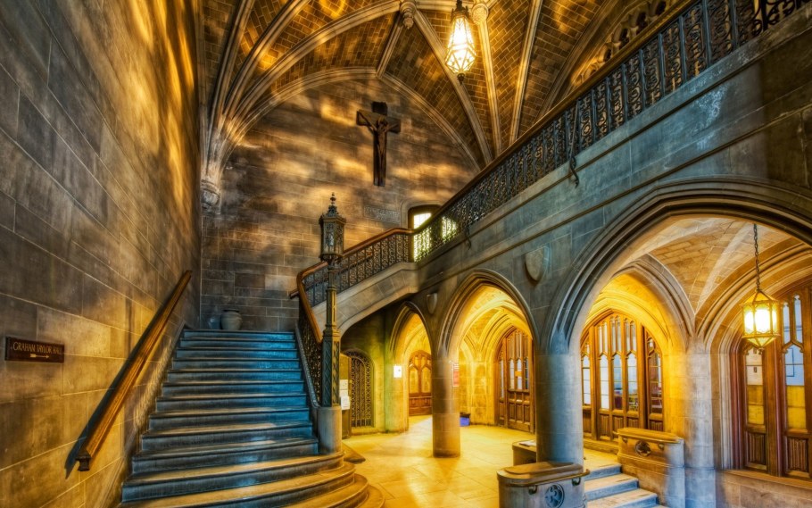 Комната с множеством дверей