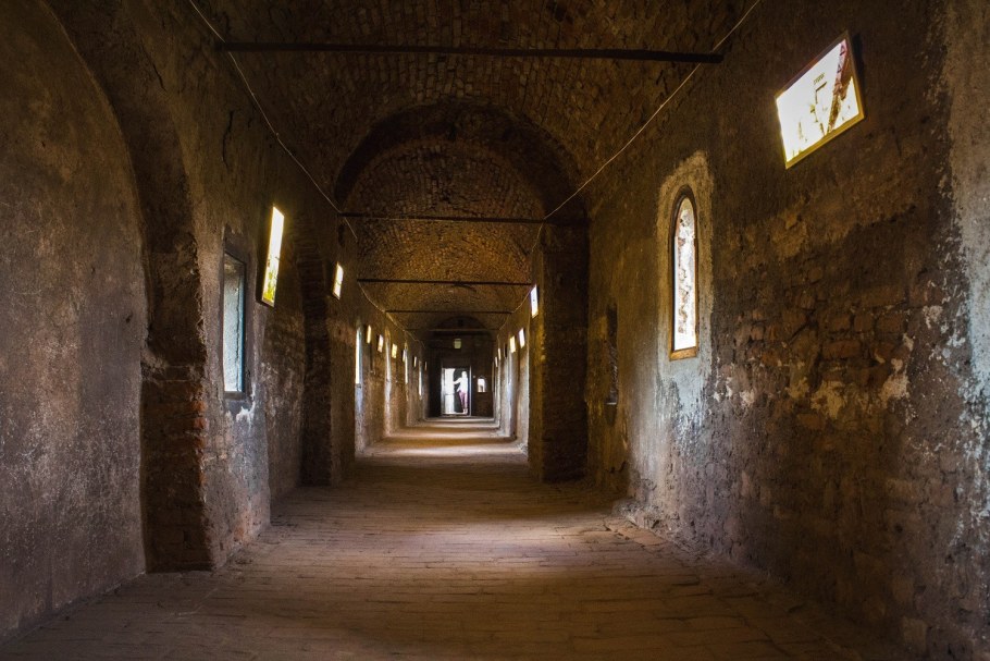 Двор короля, монастырь Баталья