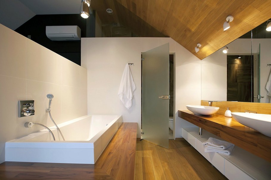 Интерьер ванной в загородном доме