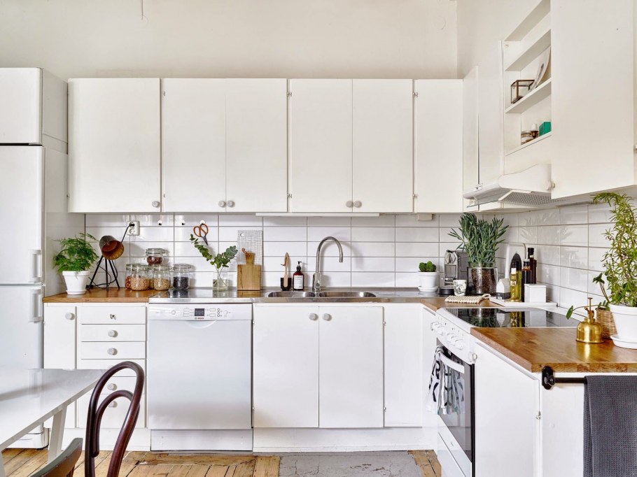 Кухня в скандинавском стиле с деревянной столешницей