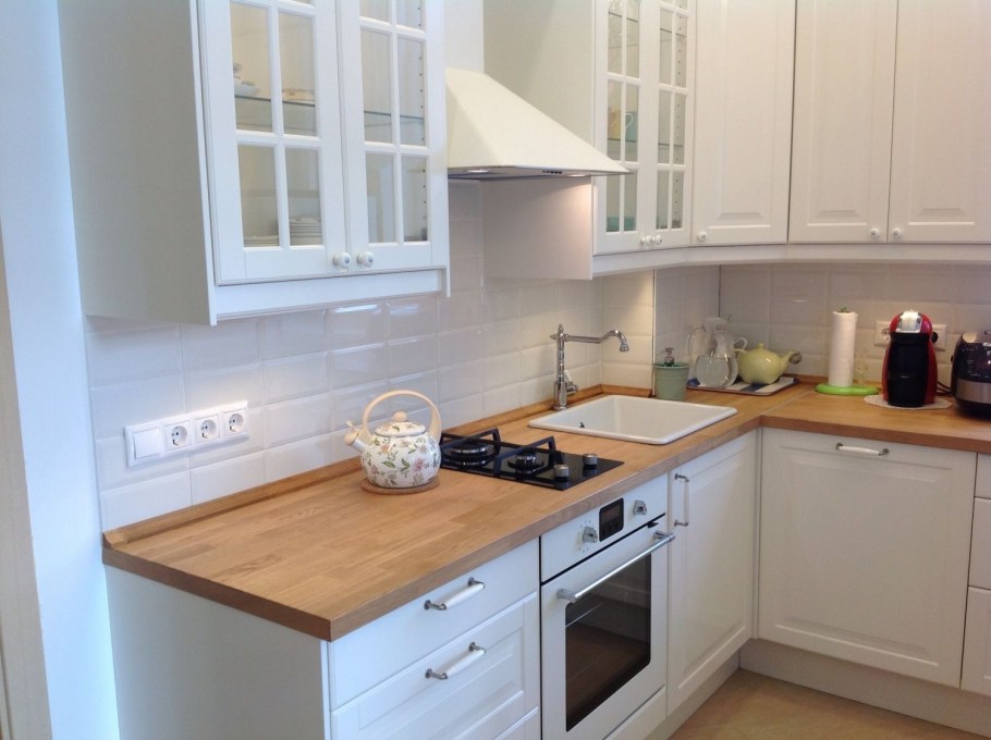 Кухня икеа серая с деревянной столешницей