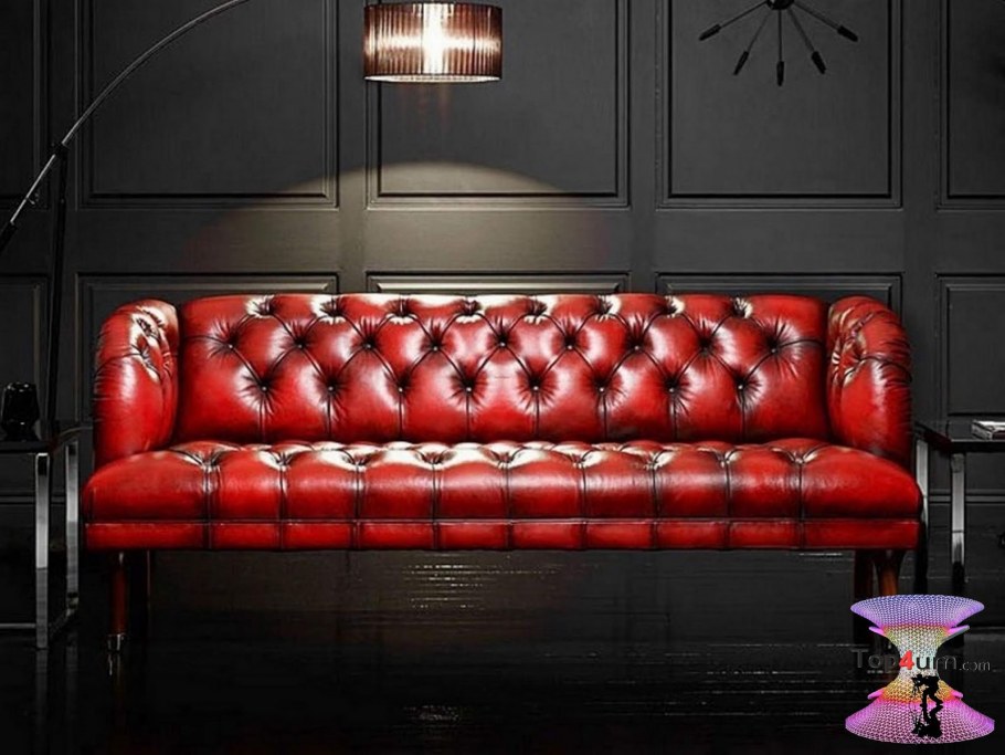 Красный кожаный диван в интерьере
