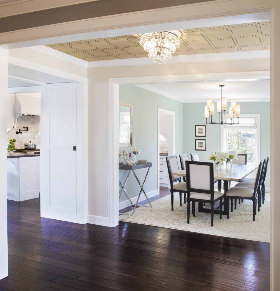 Темный пол и светлые стены в интерьере