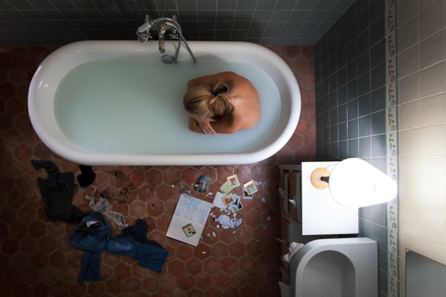 Человек в ванне вид сверху