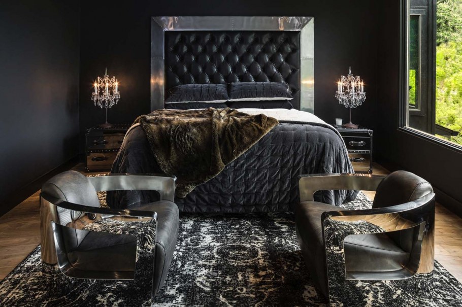 Спальня с темными стенами