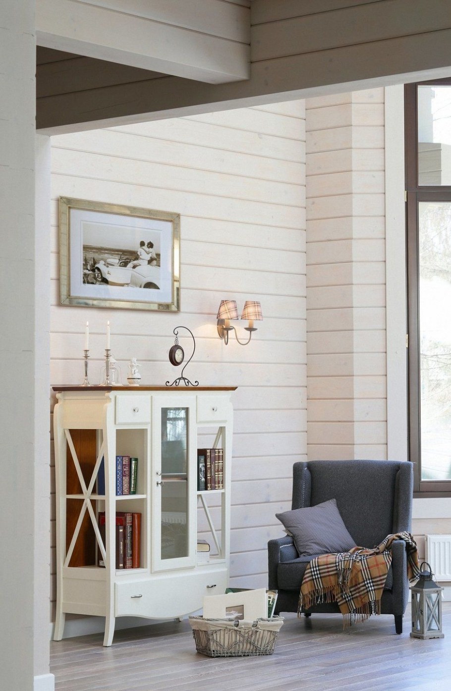 Спальня в доме из бревна