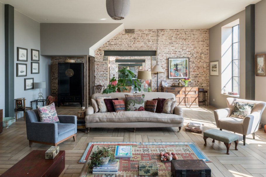 Фисташковая спальня в деревянном доме