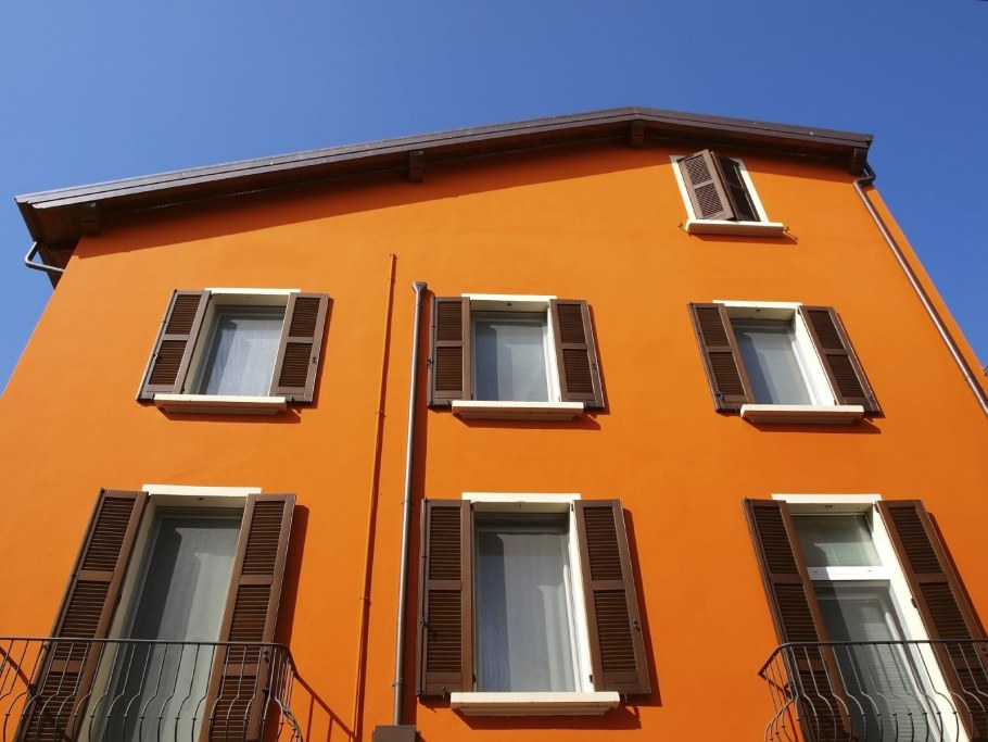 Черный каркасный дом