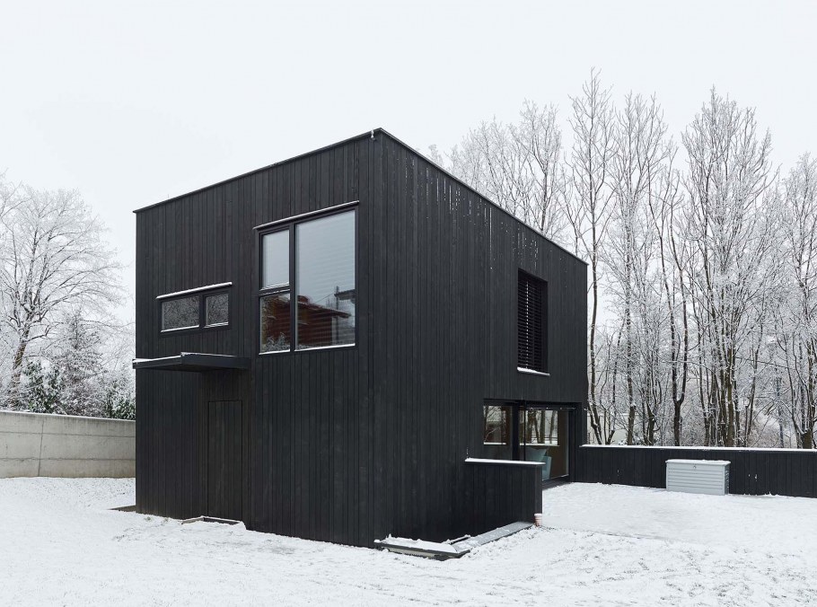 Оранжевый фасад дома