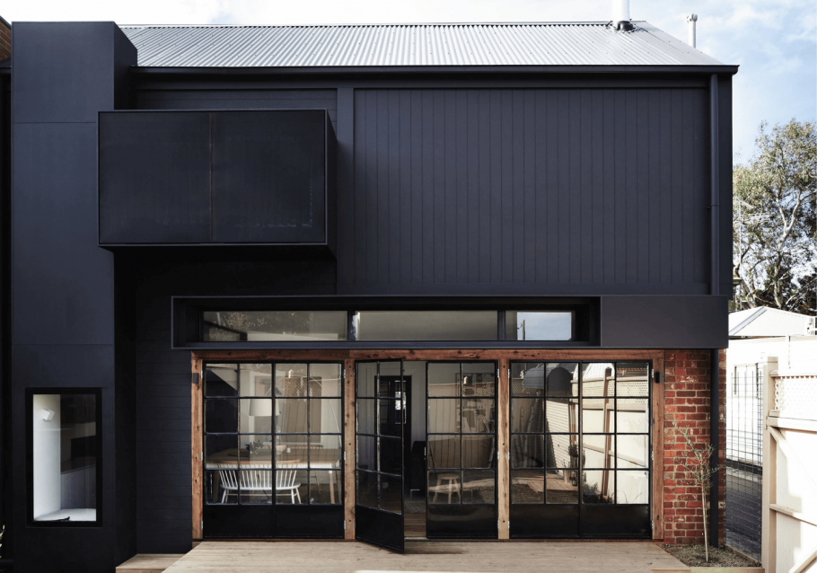 Фасад здания черный с золотом