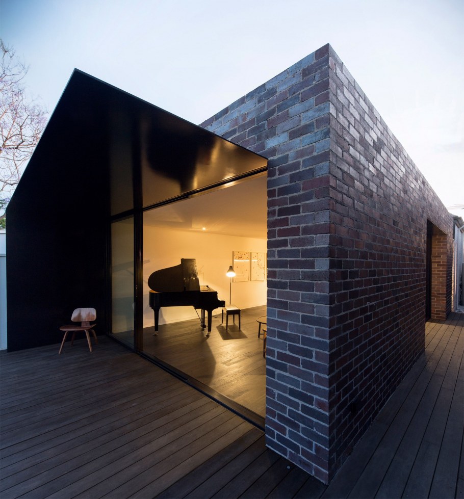 Черный современный дом