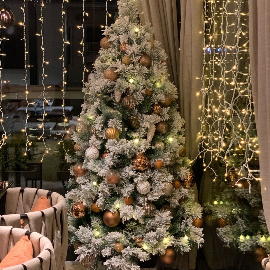 Новогодний интерьер с елкой и ветками деревьев в фиолетовом цвете