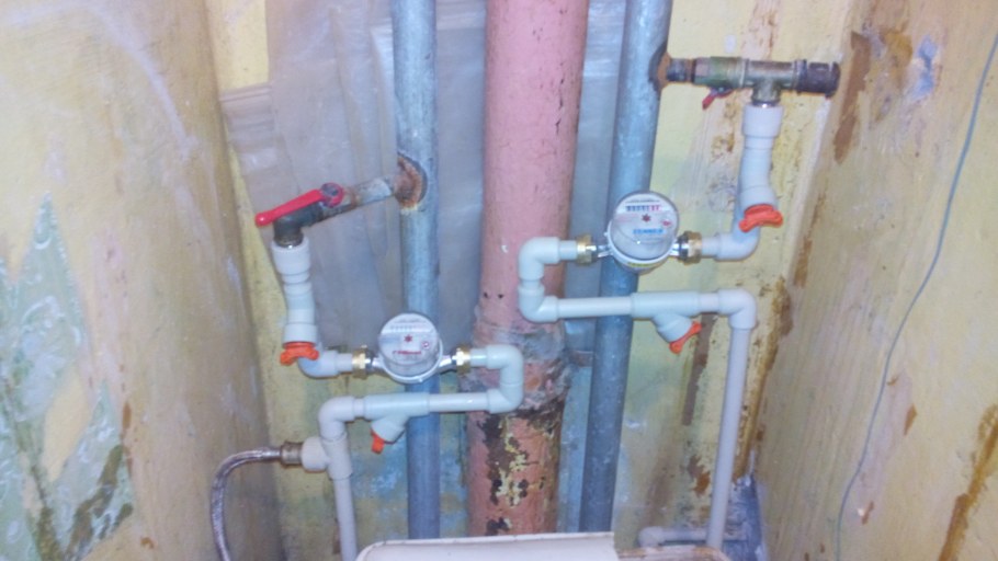 Счетчики воды за подвесным унитазом