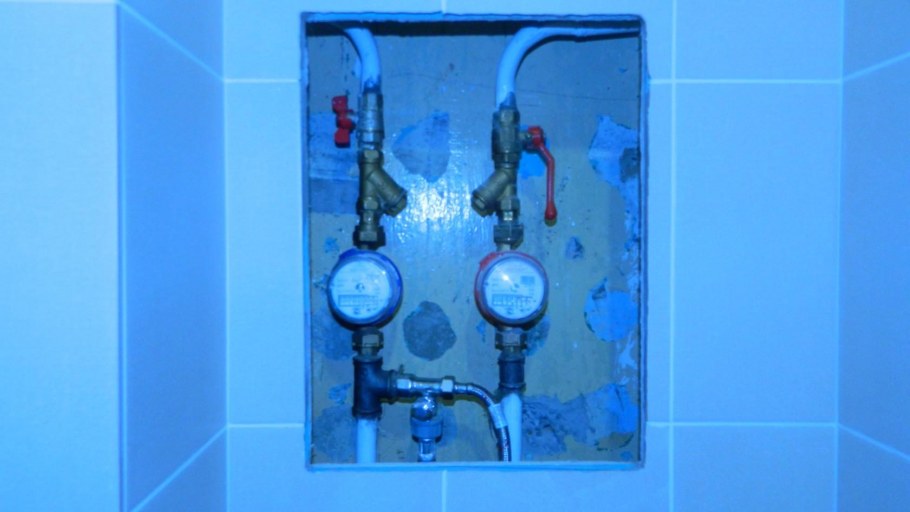 Счетчики воды у ванны