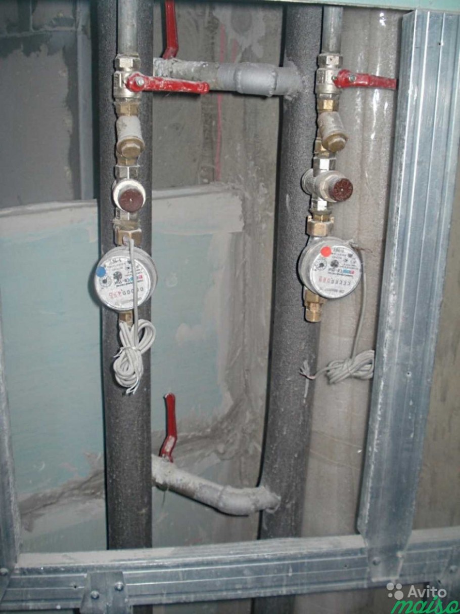 Крепление счетчика воды к стене