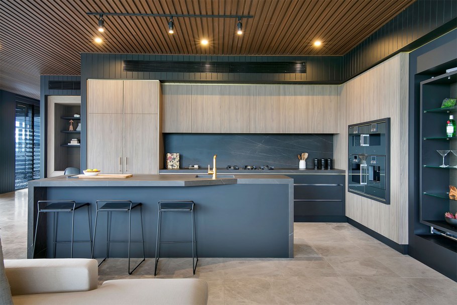 Отделка кухни панелями под дерево